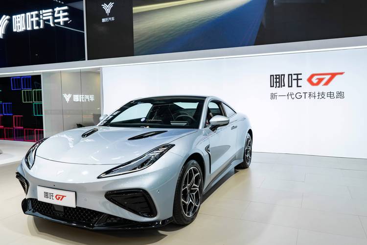 重庆74哪吒汽车在智能汽车领域的表现，领途汽车在新能源汽车市场中的影响力